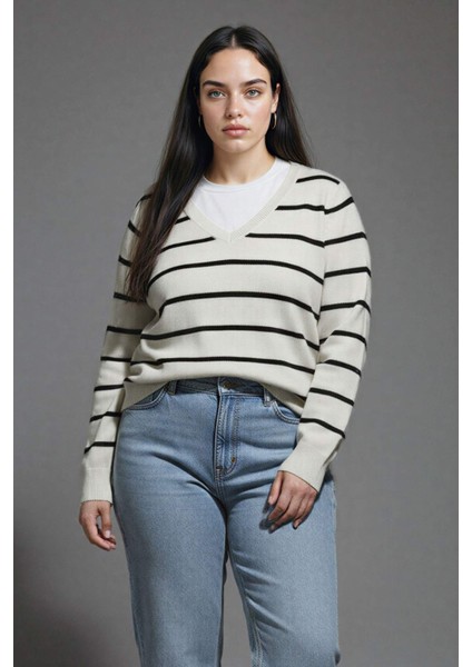 Relax Fit V Yaka Yumuşak Dokulu Çizgili Triko Kazak A2359AX24WN