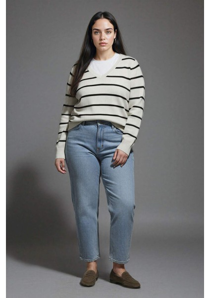 Relax Fit V Yaka Yumuşak Dokulu Çizgili Triko Kazak A2359AX24WN