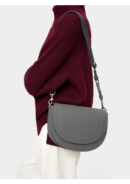 Kapaklı Oval Çapraz Çanta