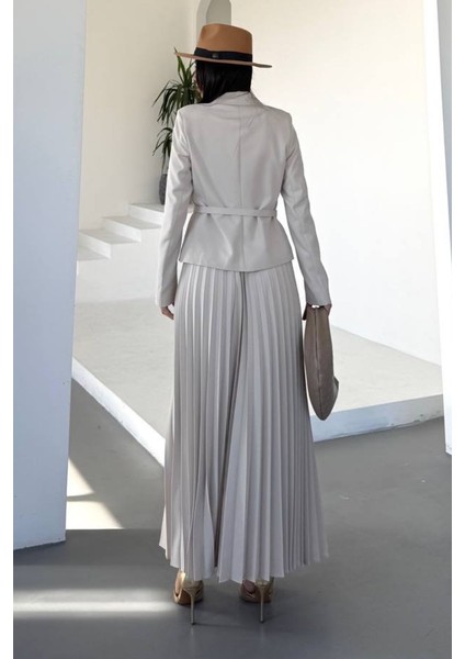 Kadın Ikili Alt Üst Takım Şık Kemerli Cep ve Düğme Detaylı Kısa Blazer Ceket Piliseli Uzun Etek Takım