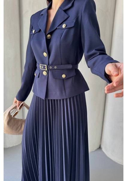 Kadın Ikili Alt Üst Takım Şık Kemerli Cep ve Düğme Detaylı Kısa Blazer Ceket Piliseli Uzun Etek Takım