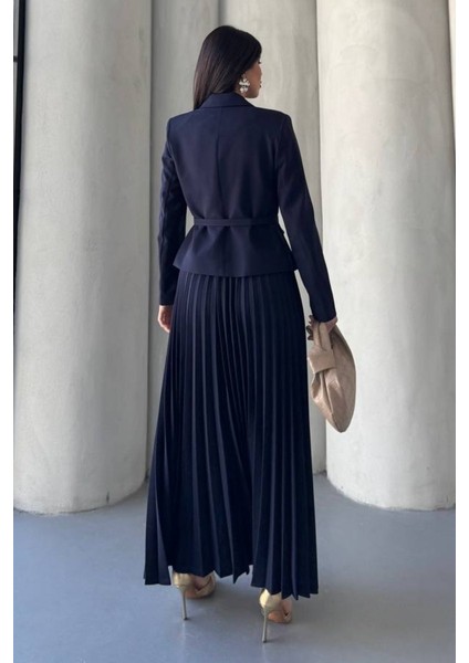 Kadın Ikili Alt Üst Takım Şık Kemerli Cep ve Düğme Detaylı Kısa Blazer Ceket Piliseli Uzun Etek Takım