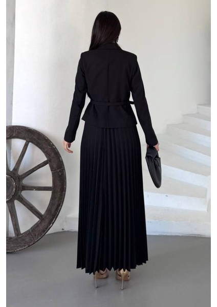 Kadın Ikili Alt Üst Takım Şık Kemerli Cep ve Düğme Detaylı Kısa Blazer Ceket Piliseli Uzun Etek Takım