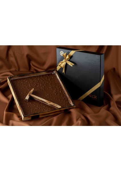 Çekiçli Ahşap Kutu Sütlü Antep Fıstıklı Beyoğlu Çikolata 1000 G