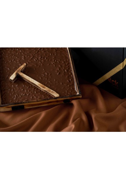 Çekiçli Ahşap Kutu Sütlü Antep Fıstıklı Beyoğlu Çikolata 1000 G fiyatları