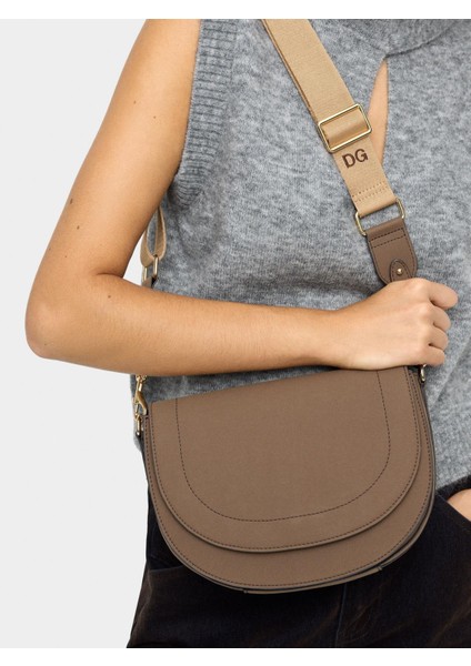 Kapaklı Oval Çapraz Çanta