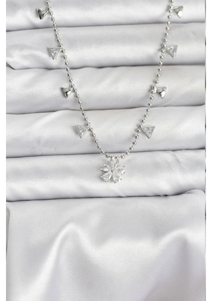 Pirinç Gümüş Renk Zirkon Taşlı Çiçek Model Kadın Kolye