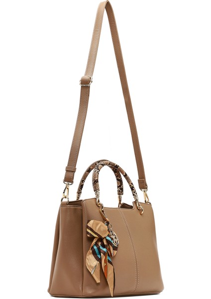 Kadın Bej Uzun Askılı Aksesuarlı Kol Çantası 25ABD281518