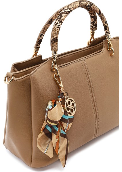 Kadın Bej Uzun Askılı Aksesuarlı Kol Çantası 25ABD281518