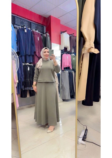 Omuzda Düğme Detaylı Etekli Takım