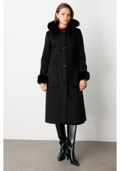 Yakası ve Kolları Kürklü Kaşe Kaban 6055-26K