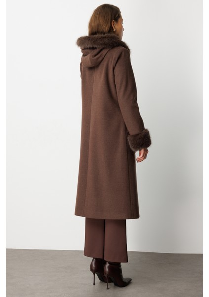 Yakası ve Kolları Kürklü Kaşe Kaban 6055-26K fiyatları