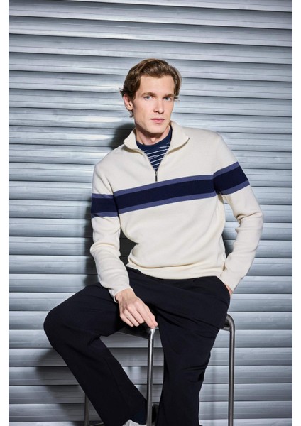 Standart Fit Normal Kesim Dik Yaka Fermuarlı Çizgili Triko Kazak