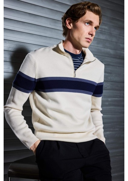 Standart Fit Normal Kesim Dik Yaka Fermuarlı Çizgili Triko Kazak