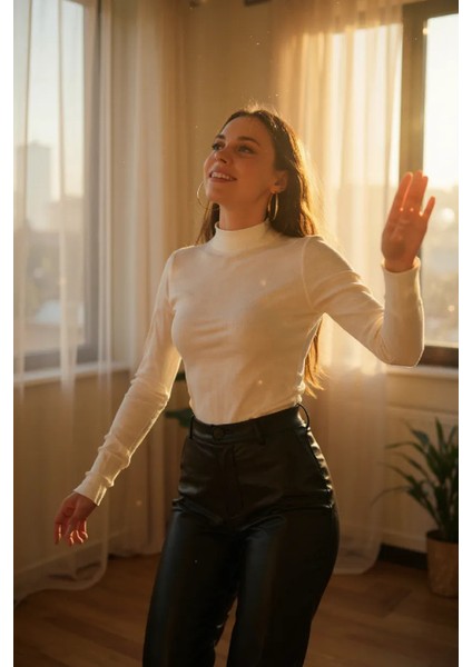 Kadın Beyaz Parmak Detaylı Esnek Uzun Kollu Body fiyatları