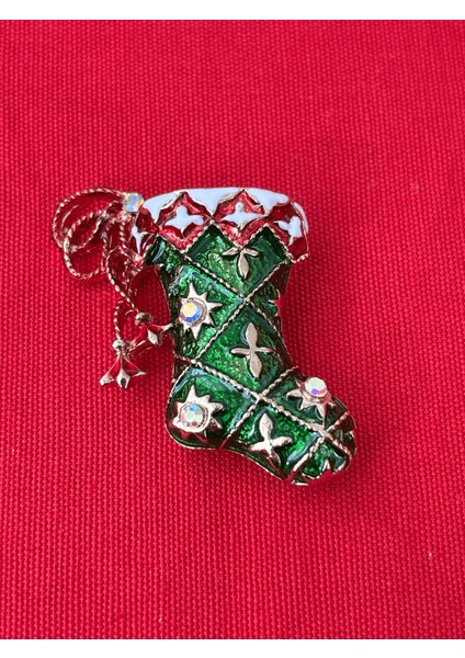 Yeşil Renkli Parlak Taşlı Yılbaşı Çorap Figürlü Gold Broş fiyatları