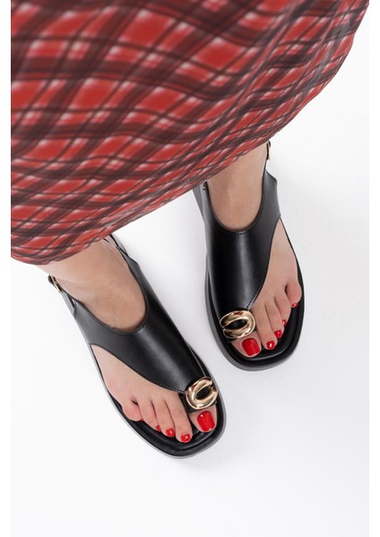 Milena Siyah Cilt Toka Detaylı Sandalet fiyatları