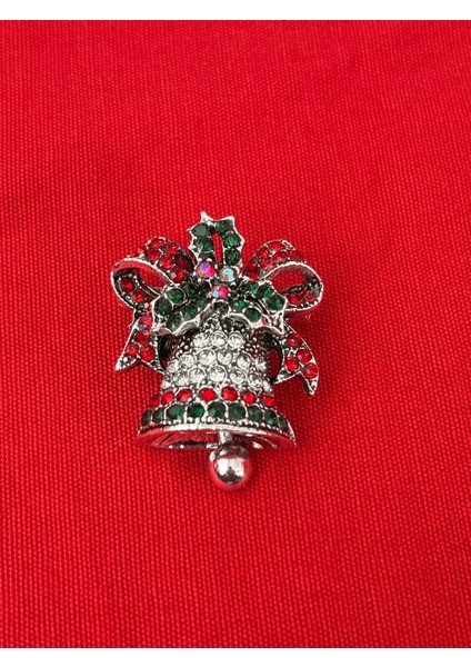 Kurdela Detaylı Renkli Parlak Taşlı Yılbaşı Çanı Figürlü Silver Broş fiyatları