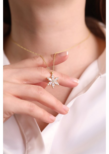 (Premium Işıklı Kutulu) 925 Ayar Gümüş Beyaz Taşlı 18 Ayar Gold Kaplama Lotus Çiçeği Kadın Kolye fırsatları