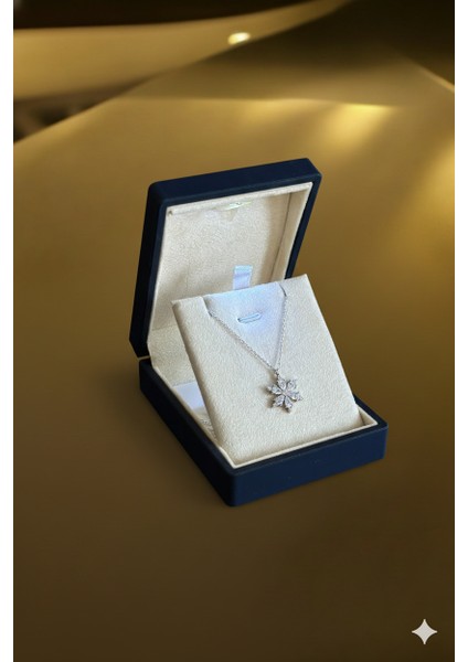 (Premium Işıklı Kutulu) 925 Ayar Gümüş Beyaz Taşlı 18 Beyaz Altın Kaplama Lotus Çiçeği Kadın Kolye