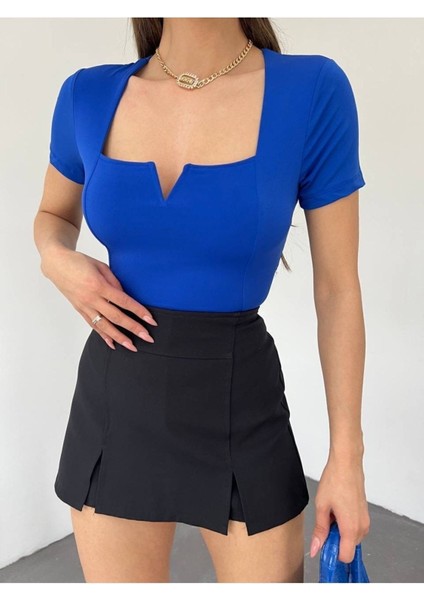 Kare Yaka V Detay Crop Bluz