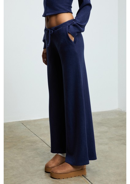 CAISES Kadın Yumuşak Ve Esnek Kumaşlı Geniş Paçalı Lacivert Eşofman Altı modelleri