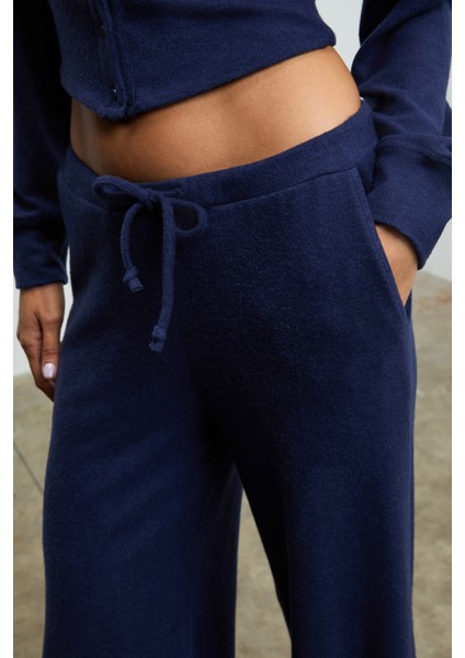 CAISES Kadın Yumuşak Ve Esnek Kumaşlı Geniş Paçalı Lacivert Eşofman Altı fırsatları