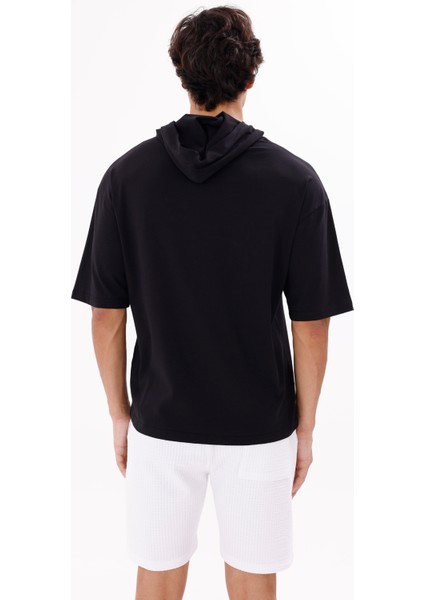 Göğüs Yazı Detaylı Kordonlu Kapüşon Geniş Kalıp Kısa Kollu Rahat Kesim Kapüşonlu Tişört modelleri