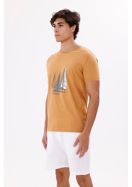 Yelkenli Illüstrasyonlu Bisiklet Yaka Rahat Kalıp Yumuşak Dokulu Kısa Kollu Tişört fiyatları