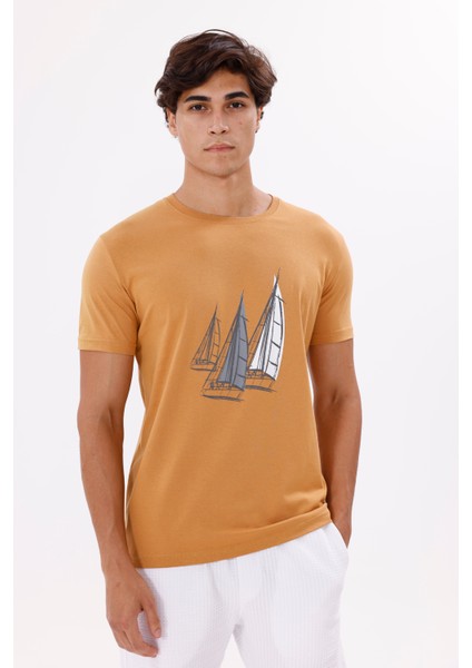 Yelkenli Illüstrasyonlu Bisiklet Yaka Rahat Kalıp Yumuşak Dokulu Kısa Kollu Tişört indirimleri