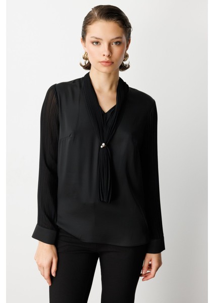 Kadın Yakası Fularlı Broş Detaylı Bluz 3021 Siyah