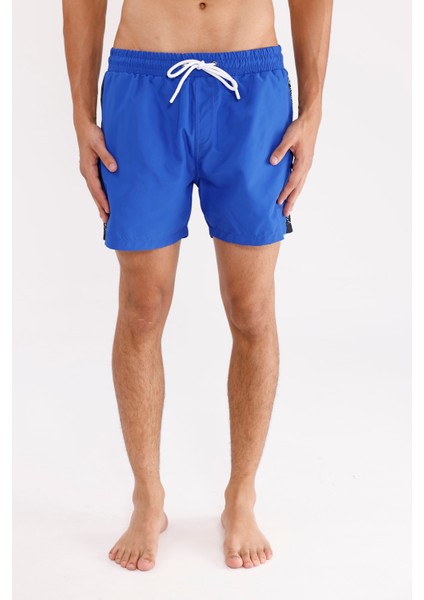 Logo Şerit Detaylı Fermuarlı Cepli Kordonlu Elastik Bel Hızlı Kuruyan Mat Yüzeyli Kısa Paça Deniz Şortu