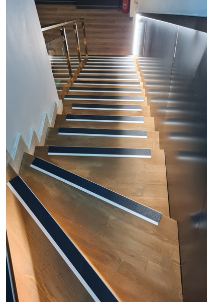 | 150 cm | Kaydırmaz Aluminyum Basamak Köşe Profili (7 cm Genişlik x 1.9 cm Yükseklik x 1.5 metre Uzunluk, Siyah) indirimleri