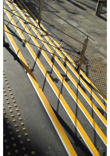 | 150 cm | Kaydırmaz Aluminyum Basamak Köşe Profili (7 cm Genişlik x 1.9 cm Yükseklik x 1.5 metre Uzunluk, Siyah)