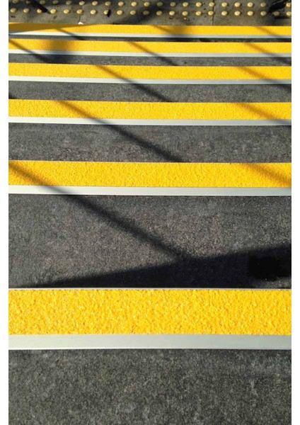 | 150 cm | Kaydırmaz Aluminyum Basamak Köşe Profili (7 cm Genişlik x 1.9 cm Yükseklik x 1.5 metre Uzunluk, Siyah)