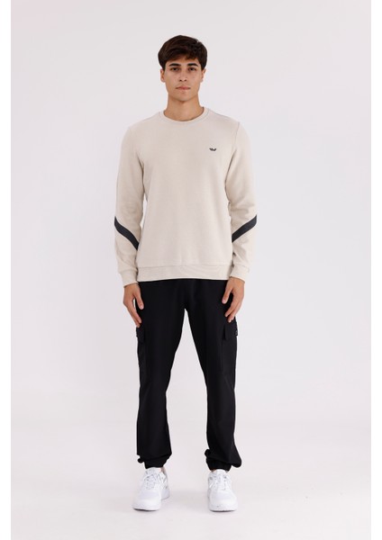 Kol Şerit Detaylı Yuvarlak Yaka Göğüs Logolu Rahat Kalıp Mevsimlik Sweatshirt