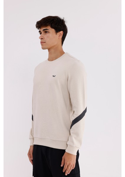 Kol Şerit Detaylı Yuvarlak Yaka Göğüs Logolu Rahat Kalıp Mevsimlik Sweatshirt fiyatları