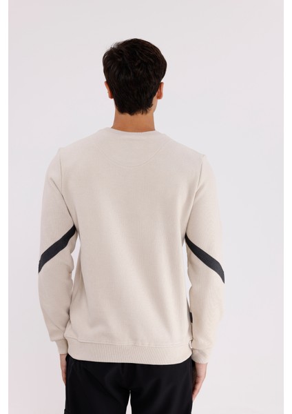 Kol Şerit Detaylı Yuvarlak Yaka Göğüs Logolu Rahat Kalıp Mevsimlik Sweatshirt modelleri