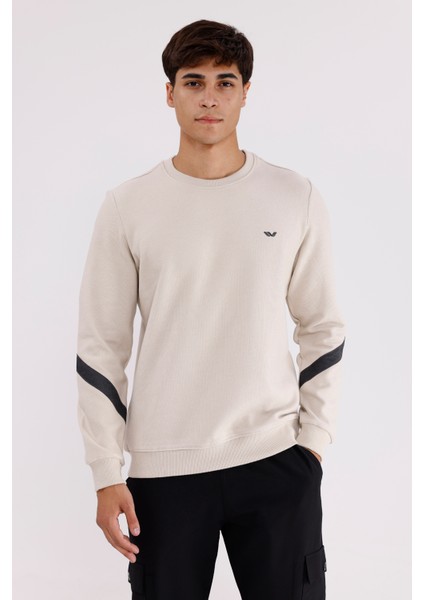 Kol Şerit Detaylı Yuvarlak Yaka Göğüs Logolu Rahat Kalıp Mevsimlik Sweatshirt indirimleri