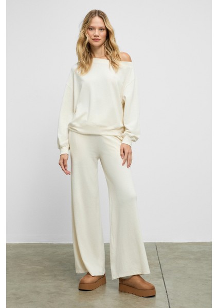 Avenlıght Kadın Yumuşak ve Esnek Kumaşlı Kayık Yakalı Ekru Sweatshirt fırsatları