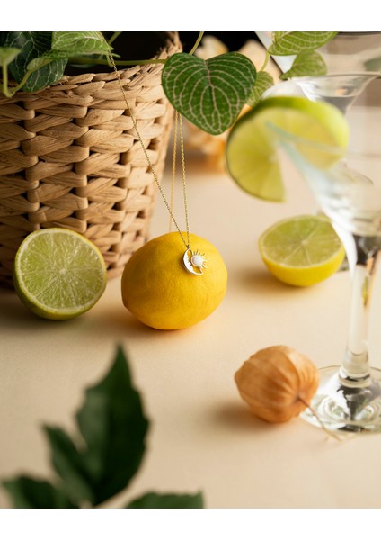 925 Ayar Gümüş Güneş & Ay Beyaz Opal Kolye – Altın & Rhodium Detaylı