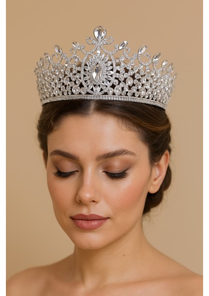 Lüks Yoğun Kristal Taşlı Gelin Tacı – Parlak Çiçek Motifli Kraliçe Modeli