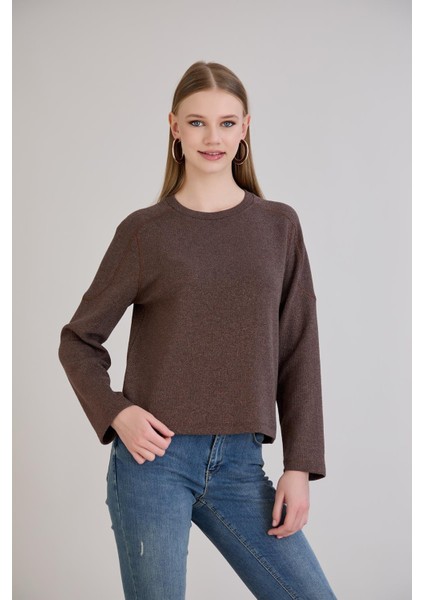 Günlük Kullanıma Uygun Geniş Yaka Regular Kalıp Simli Triko Kahverengi