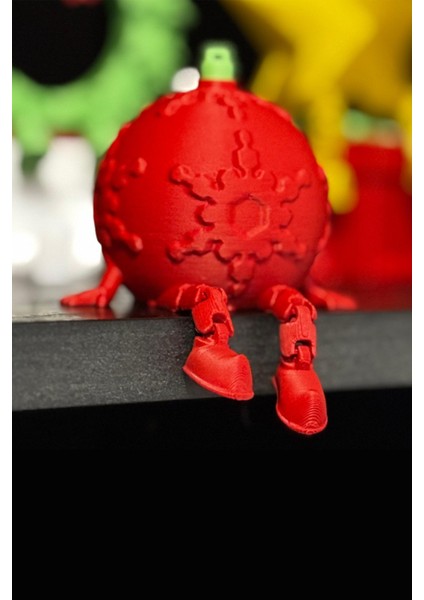 Kırmızı Desenli Oturan Yılbaşı Süsü Biblo – Bioplastik Dekoratif Masa ve Raf Objesi