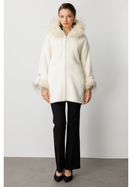 Kürk Detaylı Uzun Peluş Mont 6031-26K fırsatları