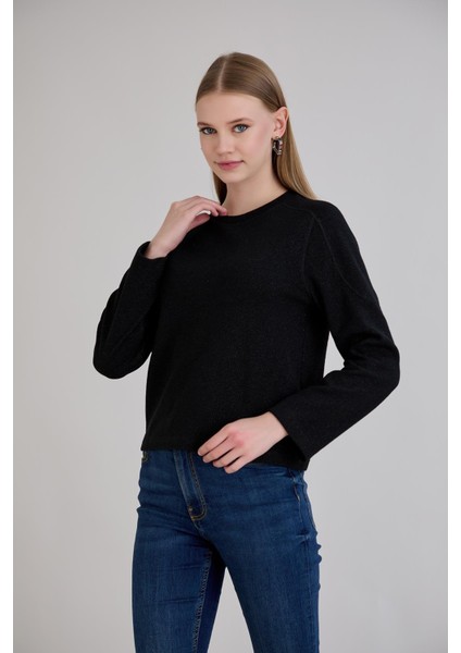 Günlük Kullanıma Uygun Geniş Yaka Regular Kalıp Simli Triko Siyah