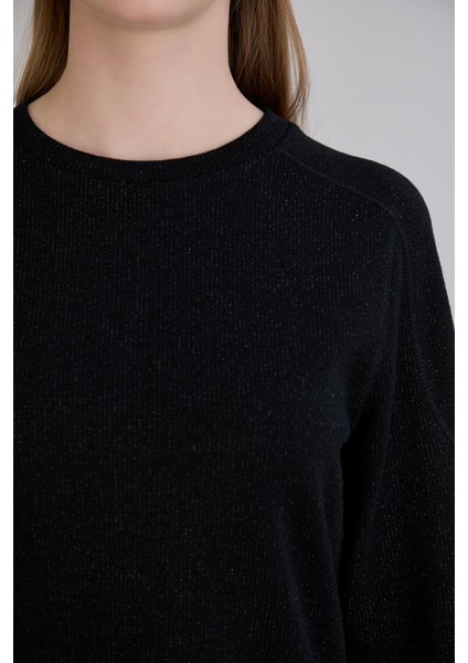 Günlük Kullanıma Uygun Geniş Yaka Regular Kalıp Simli Triko Siyah