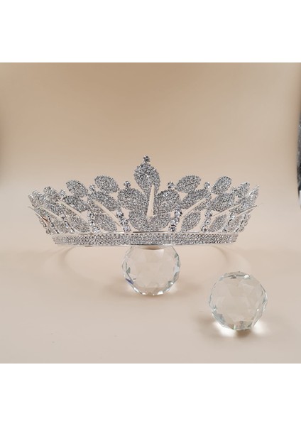 Lüks Yaprak Desenli Kristal Gelin Tacı – Zarif Gümüş Kaplamalı Kraliçe Modeli