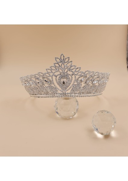 Lüks Çiçek Motifli Kristal Gelin Tacı – Işıltılı Gümüş Kaplamalı Kraliçe Modeli