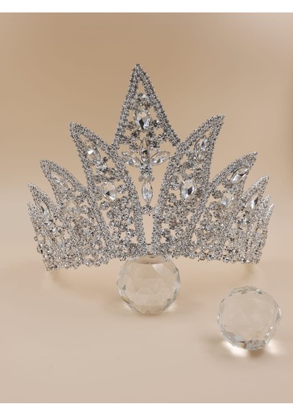Lüks Alev Formlu Kristal Gelin Gümüş Kaplamalı Tacı – Işıltılı Kraliçe Modeli modelleri